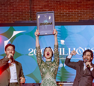 Premiação no palco com troféu