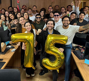 Time celebrando 75 milhões com balões dourados