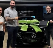 Parceiro com novo carro premiado